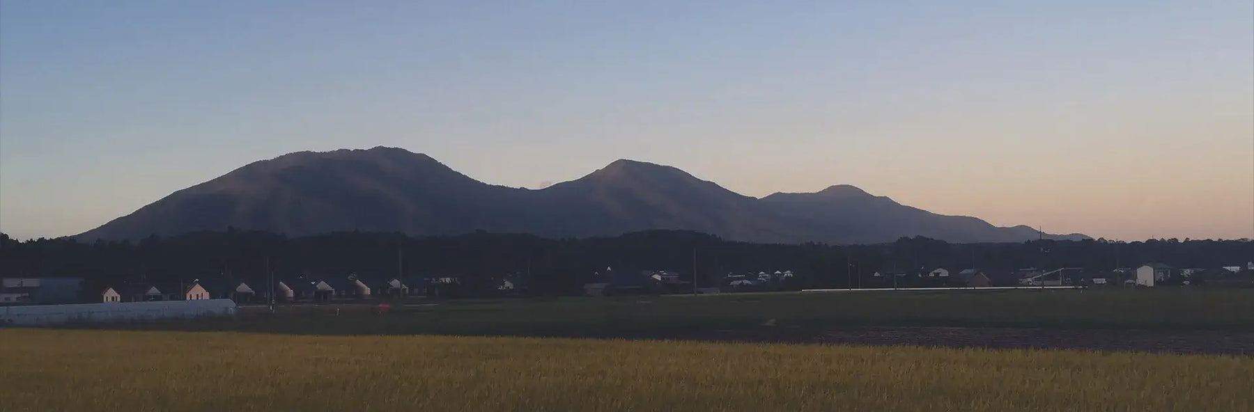 Skyline with mountains and small houses
